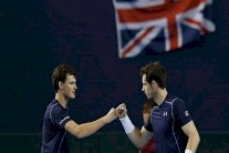 موراي يضع بريطانيا في ربع نهائي كأس ديفيس