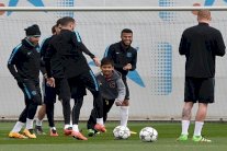 ثلاثة أطفال يقتحمون ملعب تدريبات برشلونة