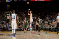 سلسلة غولدن ستايت متواصلة على أرضه وإنجاز نادر لوستبروك