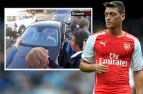 جماهير أرسنال تطالب أوزيل بالبقاء وعدم مغادرة 