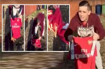 مشجع يحرق قميص آرسنال سخطاً على سوء نتائج الفريق 