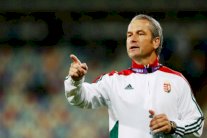 الاتحاد المجري يمدد عقده مدربه الألماني شتورك