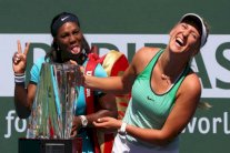 كرة المضرب للسيدات تبحث عن ضوء في قعر ضحل