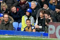 في لقطة طريفة .. سانشيز يخطف الأنظار ويجلس مع جماهير إيفرتون