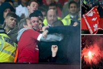 اشتباكات عنيفة بين جماهير ليفربول ويونايتد في ملعب أولد ترافورد