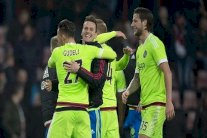 أياكس يهزم أيندهوفن في عقر داره وينتزع الصدارة