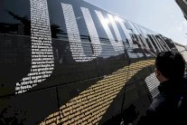 حافلة يوفنتوس تتعرض للهجوم من قبل أنصار تورينو قبل الدربي