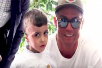 كريستيانو رونالدو يستقبل الطفل الفلسطيني أحمد دوابشة