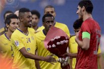 لاعب قطري يقدم اعتذاره لمنافسه السعودي بباقة ورد