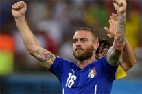 دي روسي يتخلى عن ميدالية كأس العالم لتأبين ماسح أحذية الأزوري