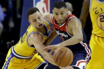 غولدن ستايت يواصل زحفه نحو تحطيم رقم شيكاغو