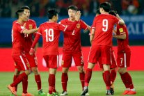 الصين تلحق الخسارة الأولى بقطر وتضمن تأهلها