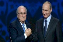 بلاتر يخطط لحضور مونديال 2018 كضيف شرف لبوتين