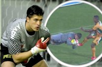 حارس مرمى يستفز منافسيه بتصرفات صبيانية