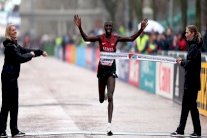 الكيني كاموورور يحتفظ بلقب بطولة العالم لنصف الماراتون