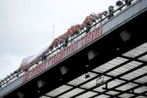 إدارة مانشستر يونايتد تكرم الأسطورة بوبي تشارلتون