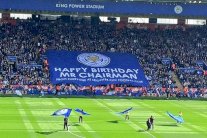 مالك ليستر سيتي يحتفل بعيد ميلاده مع جماهير الفريق 