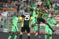 الأهلي يحسم دربي جدة مع الاتحاد والهلال يطارده