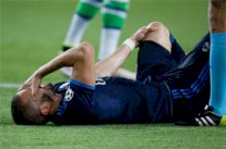 إصابة بنزيمة برض بسيط في ركبته اليسرى