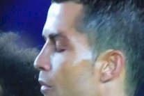 فيديو يكشف سبب غضب رونالدو أثناء دقيقة الصمت بالكلاسيكو