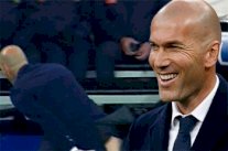 بنزيما أضاع هدفاً محققاً.. فتسبب بتمزق بنطال مواطنه زيدان!