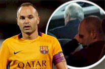 انيستا يبكي في حافلة برشلونة بعد الإقصاء من دوري الأبطال