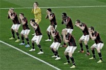 لاعبو ميلان يفاجئون أنصارهم برقصة 