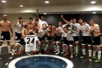 لاعبو فالنسيا يحتفلون بالفوز على برشلونة على طريقة ريال مدريد