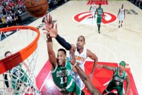 المبادرة في يد هوكس وتورونتو لبلوغ ثاني أدوار البلاي أوف