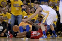 غولدن ستايت يجدد تفوقه على هيوستن ويتأهل إلى الدور الثاني