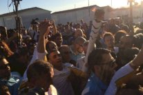  السوري إبراهيم الحسين حمل الشعلة في مخيم ايليوناس للاجئين