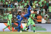 الأهلي يهزم الهلال ويتوج بطلاً للدوري السعودي