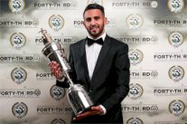 محرز أول عربي وافريقي يحرز جائزة لاعب العام في إنكلترا