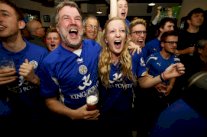 بالصور... احتفالات جنونية لجماهير ليستر بلقب الدوري الإنكليزي