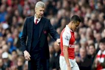 توتر العلاقة بين سانشيز وفينغر تهدد بقاء التشيلي مع آرسنال