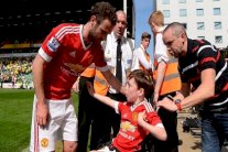 لفتة إنسانية رائعة من ماتا تجاه طفل معاق من مشجعي يونايتد