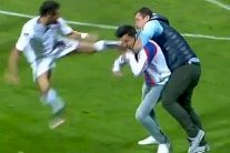 مشجع تركي يعتدي على حكم بمطرقة 