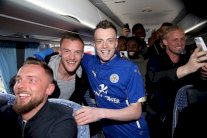 شبيه فاردي يحتفل مع نجوم ليستر بلقب البريميرليغ