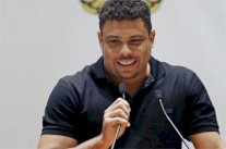 الظاهرة رونالدو يستبعد رحيل نيمار ويمتدح بنزيمة غريزمان وزيدان 