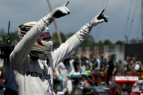 هاميلتون وروزبرغ ينطلقان من الخط الأول