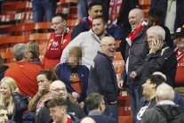 أنصار ليفربول يسرقون مقاعد ملعب 