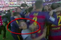 طفل صغير يحتفل مع لاعبي برشلونة داخل ميدان غرناطة