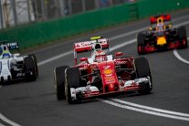 خروج سيارتي مرسيدس من اللفة الأولى في جائزة اسبانيا