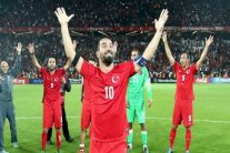 توران وتشالهان أوغلو يحملان لواء الكرة التركية