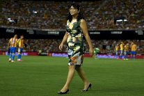 الرئيسة السنغافورية لفالنسيا قلقة من 