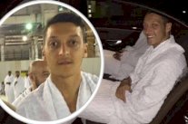 بعد زيارته مخيم الزعتري.. أوزيل يؤدي مناسك العمرة