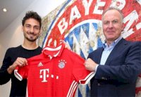 ماتس هوملز يستكمل انتقاله إلى بايرن ميونيخ بالتوقيع لخمس سنوات