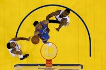 غولدن ستايت يحتفظ بفرصة الدفاع عن لقبه