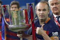 كأس الملك يمنح إنييستا صدارة اللاعبين الإسبان الأكثر تتويجًا