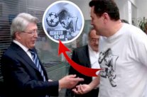 أراد استفزاز رئيس أتلتيكو... فارتدي قميص